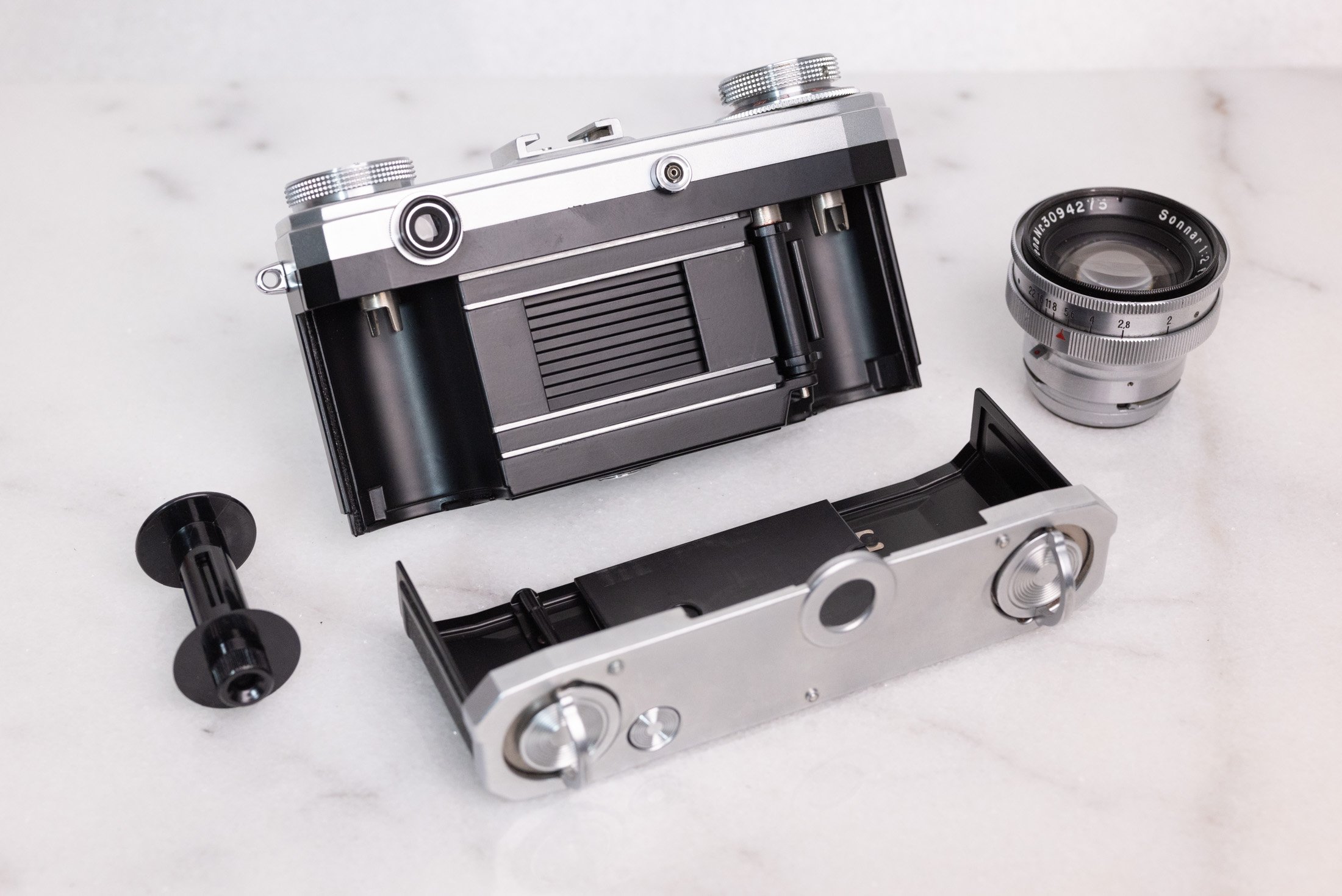 Zeiss Ikon Contax IIA 35mm Film Rangefinder Camera with Carl Zeiss Ikon Contax IIA 35mm Film Rangefinder Camera with Carl